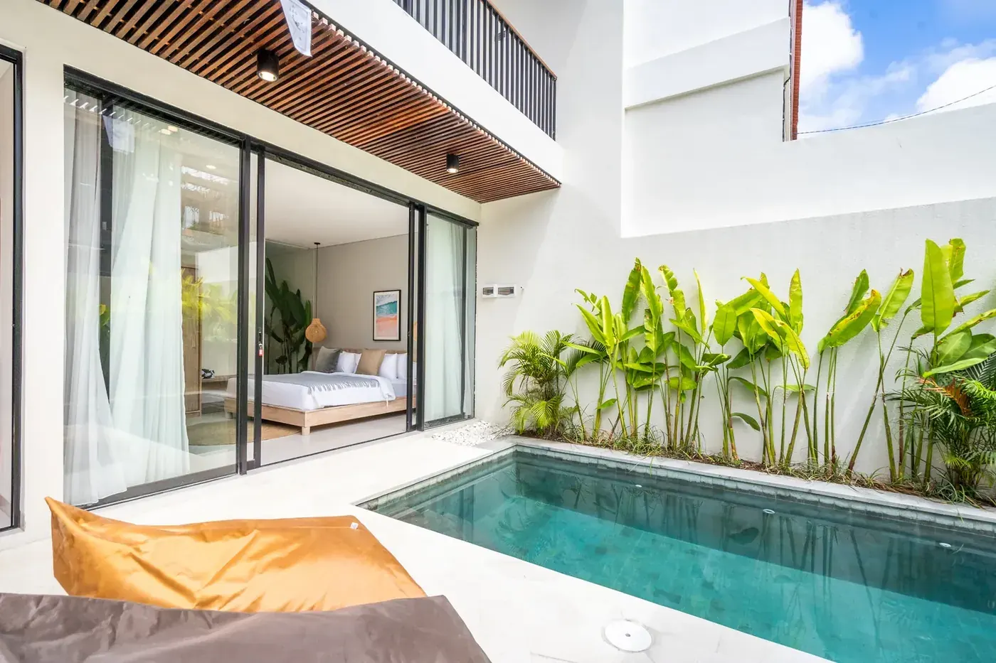 Villa Jucca — Piscina y zona de estar
